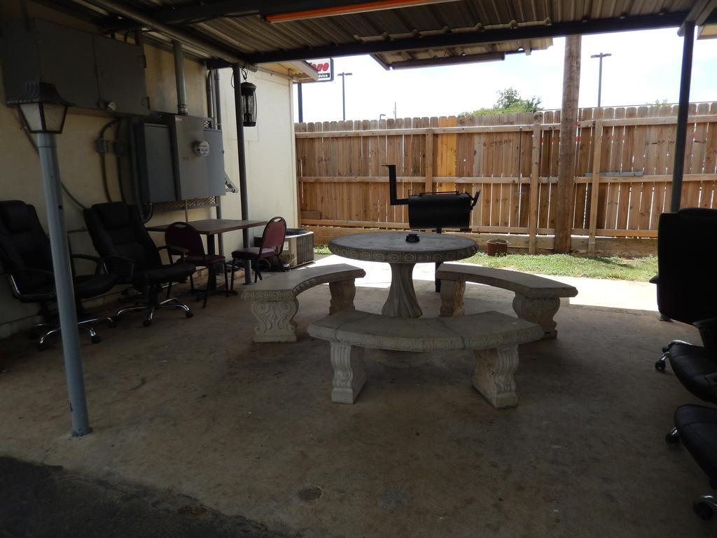 Executive Inn Pearsall 외부 사진