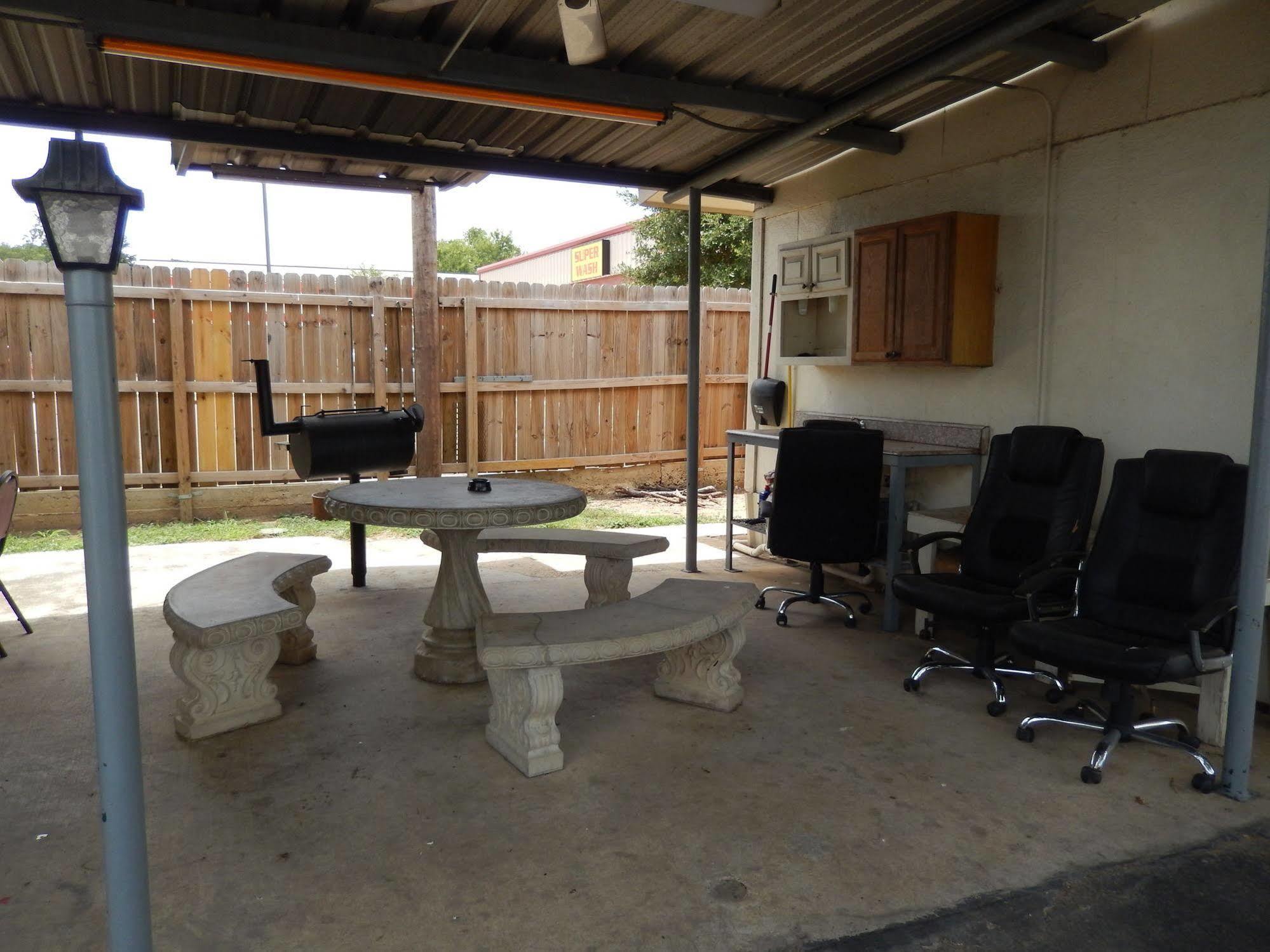 Executive Inn Pearsall 외부 사진