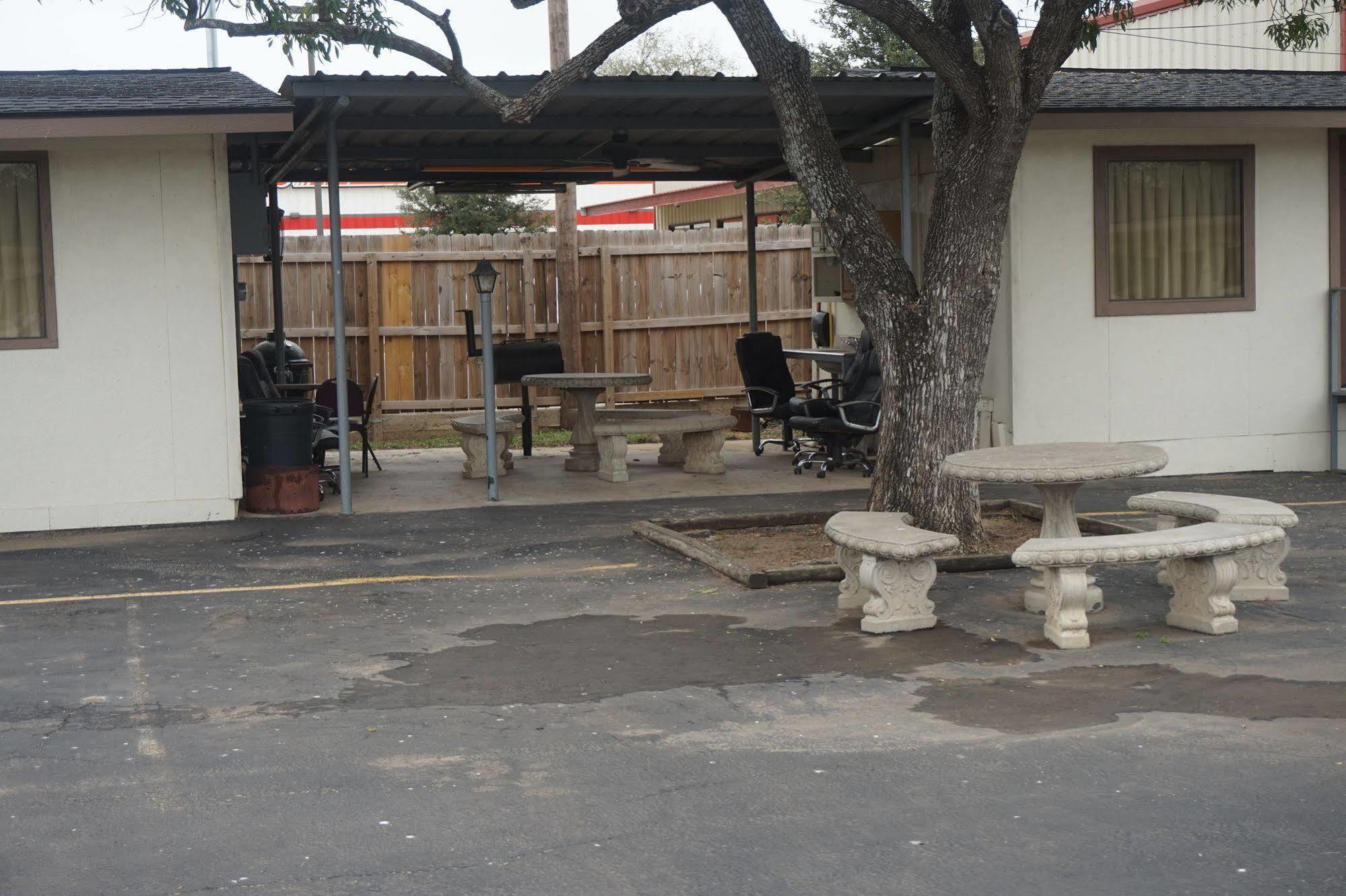 Executive Inn Pearsall 외부 사진